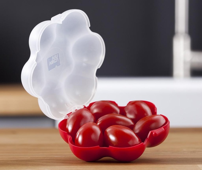 Mini dóza na cherry rajčata, hroznové víno nebo kuličky mozzarelly, plast, 3,5 x 9 cm, Vivre.cz, 76 Kč
