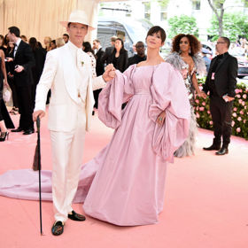 Benedict Cumberbatch a jeho manželka Sophie Hunter v šatech Roksanda šitých na zakázku
