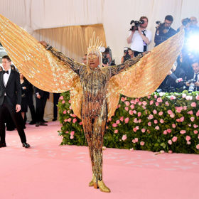 Billy Porter v kostýmu od The Blonds
