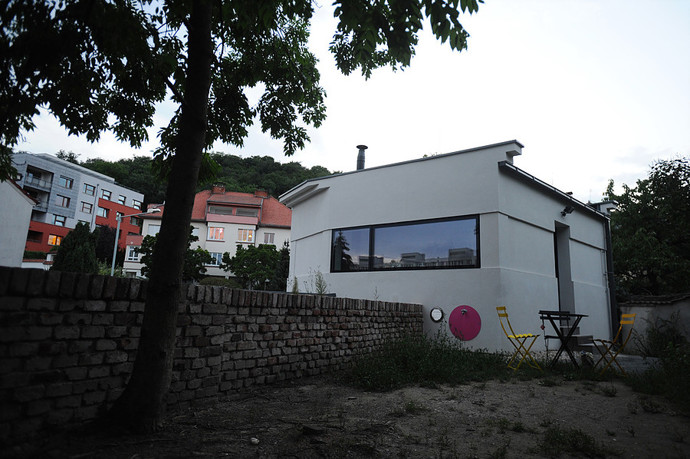  

Jihovýchodní fasáda domu má vstup z horní úrovně terénu. Skrývá se tu tak další příjemné venkovní posezení.
