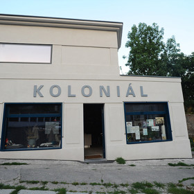 Nová podoba domu respektuje jeho původní architekturu. Nápis odkazuje k původnímu účelu domu – byl tu obchod se smíšeným zbožím.
Nová podoba domu respektuje jeho původní architekturu. Nápis odkazuje k původnímu účelu domu – byl tu obchod se smíšeným zbožím.