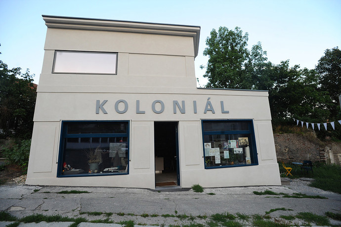 Nová podoba domu respektuje jeho původní architekturu. Nápis odkazuje k původnímu účelu domu – byl tu obchod se smíšeným zbožím.
