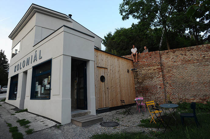 Kde je dostatek vůle, lze vzkřísit k životu i dům odsouzený k demolici. Koloniál na Buďánka povstal doslova z popela jako bájný pták Fénix a stal se novou součástí koloritu celé čtvrti.
