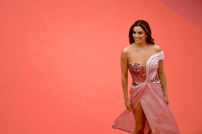 Eva Longoria na premiéře filmu Mrtví neumírají v šatech Alberta Ferretti
Eva Longoria na premiéře filmu Mrtví neumírají v šatech Alberta Ferretti