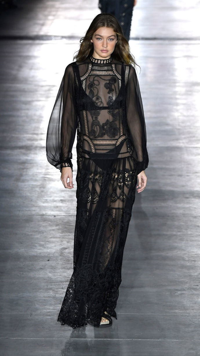 Gigi Hadid uzavřela přehlídku Alberty Ferretti v tomto černém průsvitném modelu
