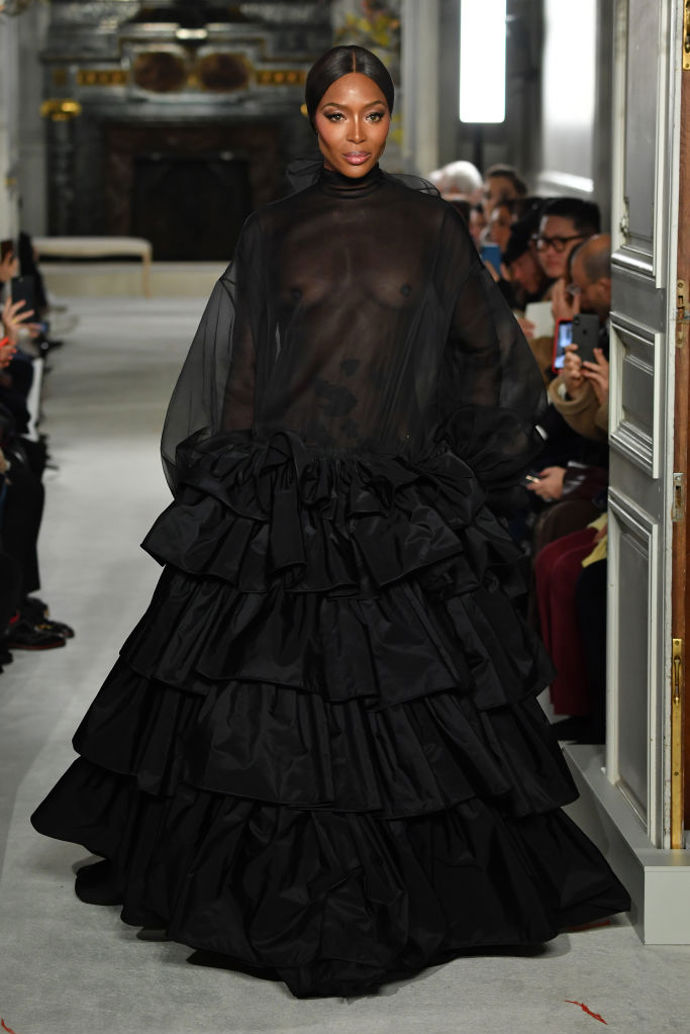 Naomi Campbell oslnila všechny diváky na přehlídce značky Valentino v Paříži na Haute Couture Fashion Weeku letos v lednu
