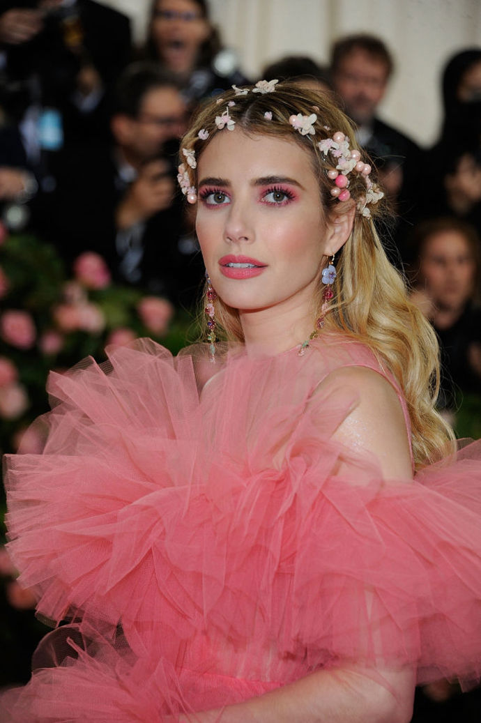Emma Roberts v nevinně růžovém looku, který jí vytvořila Nikki DeRoest.

