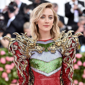 Irská herečka Saoirse Ronan ve svežím třpytivém make-upu
Irská herečka Saoirse Ronan ve svežím třpytivém make-upu