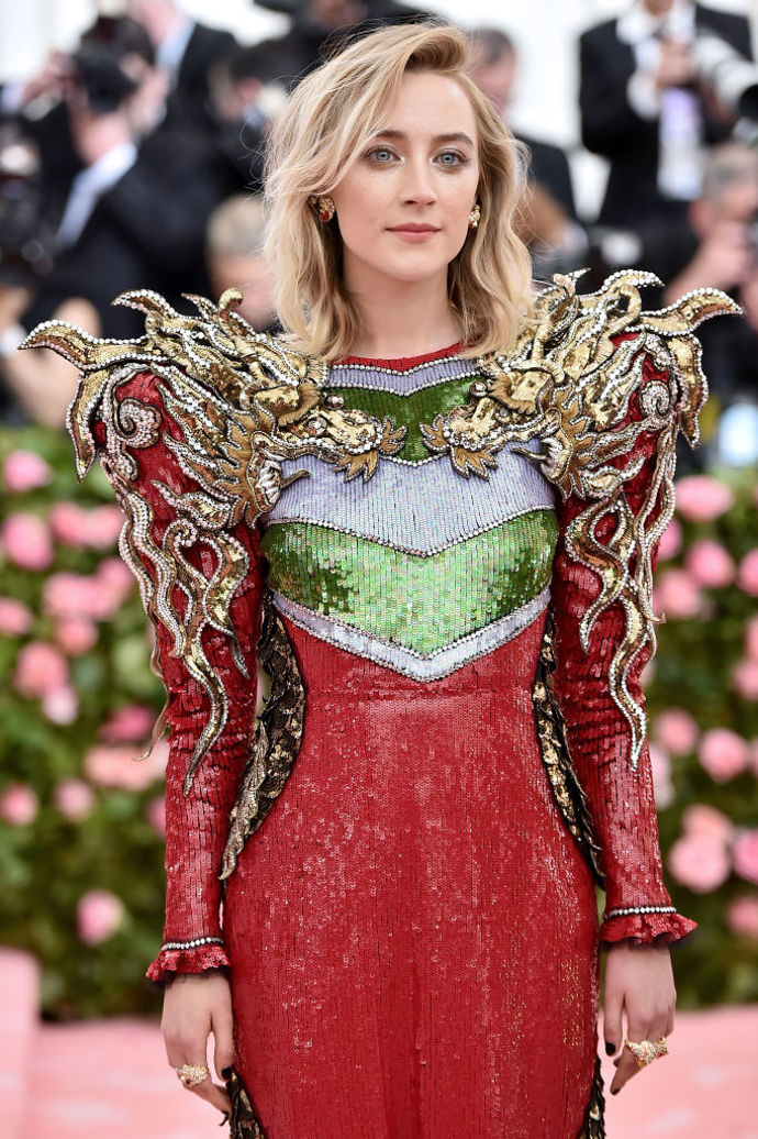 Irská herečka Saoirse Ronan ve svežím třpytivém make-upu
