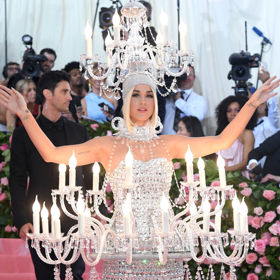 Když pomineme ten skvostný lustr, Katy Perry předvedla jemný make-up, který skvěle doplňoval extravagantní šaty.
Když pomineme ten skvostný lustr, Katy Perry předvedla jemný make-up, který skvěle doplňoval extravagantní šaty.