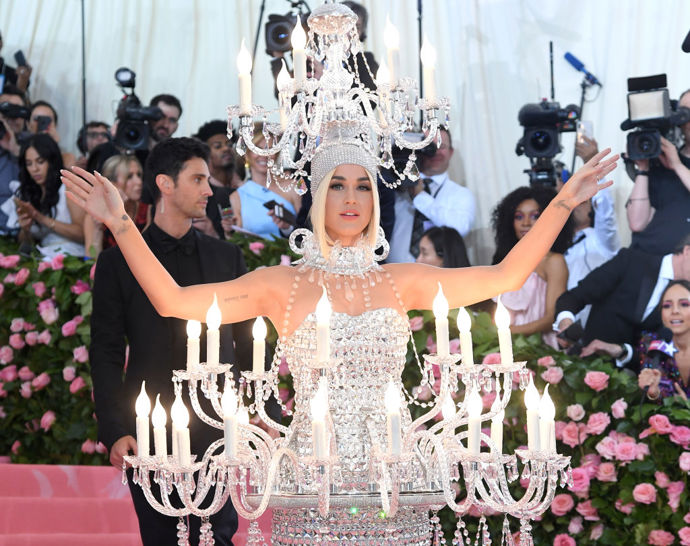 Když pomineme ten skvostný lustr, Katy Perry předvedla jemný make-up, který skvěle doplňoval extravagantní šaty.

