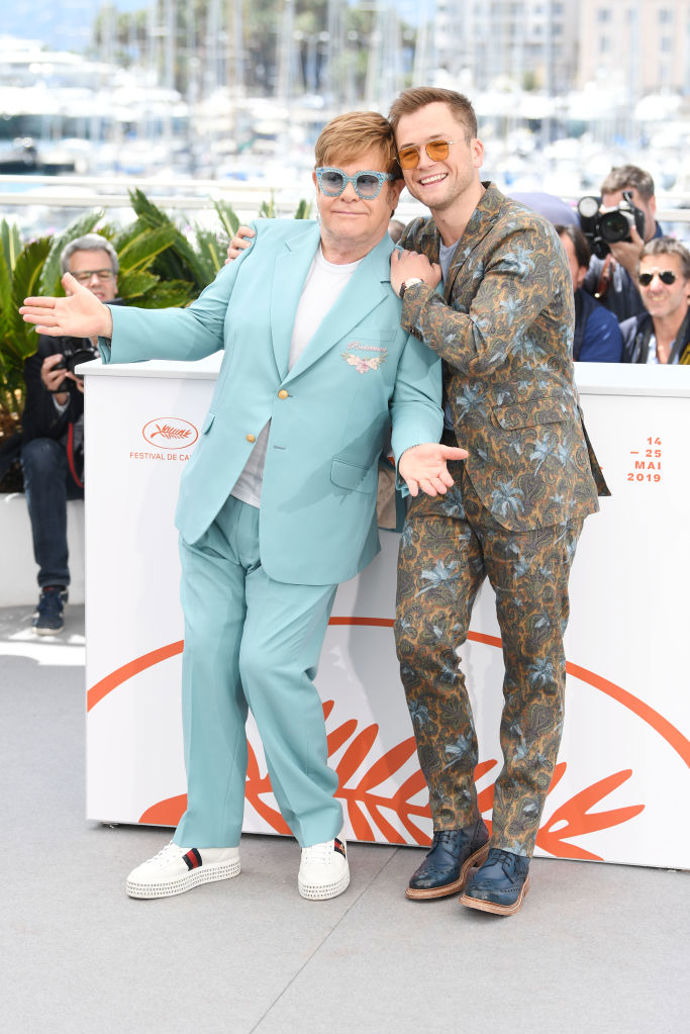 Elton John a Taron Egerton v letních oblecích na premiéře filmu Rocketman
Elton John a Taron Egerton v letních oblecích na premiéře filmu Rocketman