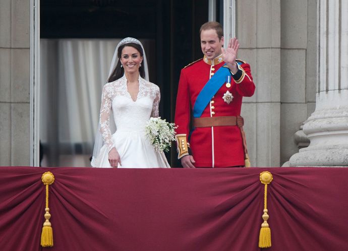 Obecně se má za to, že princ William se potkal s Kate Middleton v roce 2001, a to během studií na University of St. Andrews ve Skotsku. Jako pár se poprvé představili v roce 2003, avšak následně přišlo krátké odloučení. William ale moc dobře věděl, s kým chce strávit zbytek svého královského života, a tak v roce 2010 požádal Kate o ruku a velkolepá svatba proběhla o rok později ve Westminsterském opatství.
