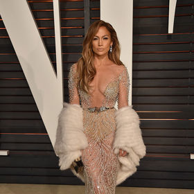 Na Vanity Fair party po udílení Oscarů v roce 2015 Jennifer Lopez opět dokázala, že k ní průsvitné zdobené šaty zkrátka patří!
