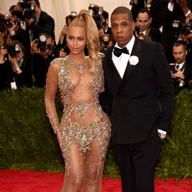 Velmi odvážné šaty s krystaly zvolila Beyoncé na Met Gala v roce 2015. Ona si je ale rozhodně může dovolit.
