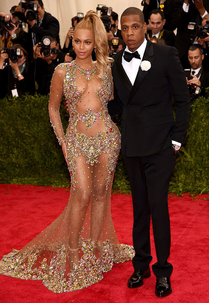 Velmi odvážné šaty s krystaly zvolila Beyoncé na Met Gala v roce 2015. Ona si je ale rozhodně může dovolit.
