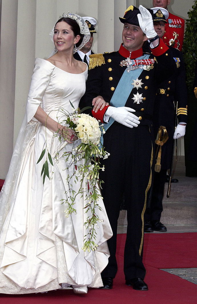 Pokud bychom nějaký královský pár měli označit za největší tajnůstkáře, pak je to bezesporu dánský korunní princ Frederik s Mary. Tahle dvojice se poprvé potkala v baru během olympijských her v Sydney. Slovo dalo slovo a Mary s Frederikem se do sebe rychle zakoukali. Zprvu Mary neměla ani ponětí, že randí s následníkem trůnu, brzy ale poznala, že Frederikovi koluje v žilách modrá krev. Pár si ale naprosto střežil své soukromí, a tak Dánové dlouho nevěděli, jak vlastně Australanka Mary vypadá. Jejich přístup k médiím se razantně změnil po svatbě, která proběhla 14. května 2004 v kodaňské katedrále. 
