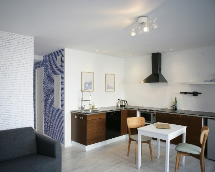 Apartmán má i vlastní kuchyň, obývák a terasu.
