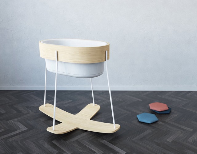 Už dávno neplatí, že dětské postýlky a kolébky jsou ošklivá věc, která kazí design interiéru. Kolébka od Lucie Koldové je tak krásná, že snad ani nebudete chtít, aby z ní dítě vyrostlo! Foto: Luciekoldova.com
Už dávno neplatí, že dětské postýlky a kolébky jsou ošklivá věc, která kazí design interiéru. Kolébka od Lucie Koldové je tak krásná, že snad ani nebudete chtít, aby z ní dítě vyrostlo! Foto: Luciekoldova.com