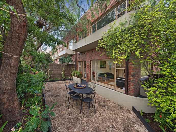 Byty Cairo Flats navrhl známý australský architekt Best Overend v roce 1936 pro pohodlné bydlení na minimálním prostoru. Dodnes je toto místo žádanou lokalitou. Foto: Modernistaustralia.com
Byty Cairo Flats navrhl známý australský architekt Best Overend v roce 1936 pro pohodlné bydlení na minimálním prostoru. Dodnes je toto místo žádanou lokalitou. Foto: Modernistaustralia.com