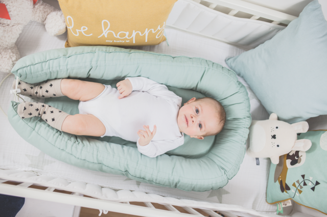 Ležení ve spacím hnízdě připomíná miminkům prenatální stav. Hnízdo lze umístit k dospělým do postele, na pohovku, do kočárku nebo třeba do kolébky. Foto: MimiConcept
Ležení ve spacím hnízdě připomíná miminkům prenatální stav. Hnízdo lze umístit k dospělým do postele, na pohovku, do kočárku nebo třeba do kolébky. Foto: MimiConcept
