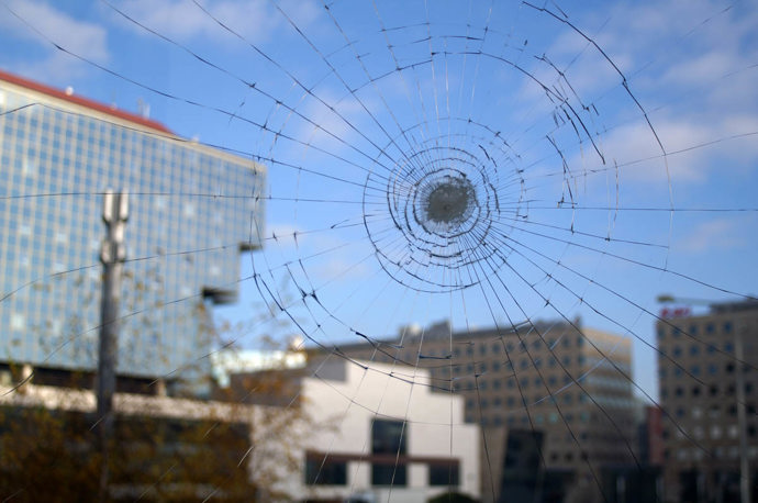 Okenní fólie znesnadní práci zlodějům a vás ochrání před pořezáním, pokud dojde k nehodě. Foto: Next.
Okenní fólie znesnadní práci zlodějům a vás ochrání před pořezáním, pokud dojde k nehodě. Foto: Next.