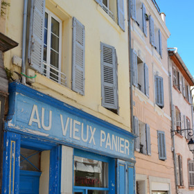 Malebný hotýlek s typickými dřevěnými okenicemi se nachází v centru Marseille.
