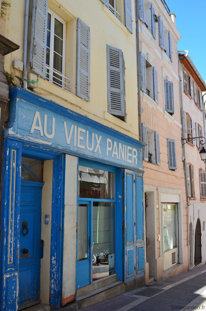 Malebný hotýlek s typickými dřevěnými okenicemi se nachází v centru Marseille.
