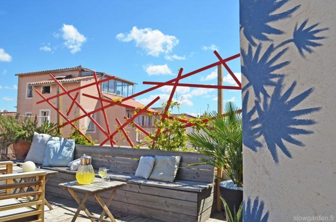 Terasa na střeše starého domu byla prázdná a nikdo na ni nechodil. Zahradní architekti ze studia Slow Garden jí vdechli nový život.

