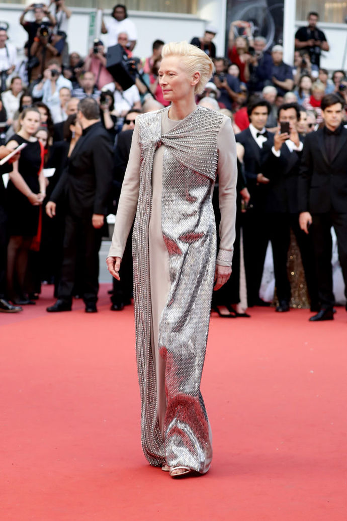 Tilda Swinton v šatech Haider Ackermann a špercích Cartier
Tilda Swinton v šatech Haider Ackermann a špercích Cartier