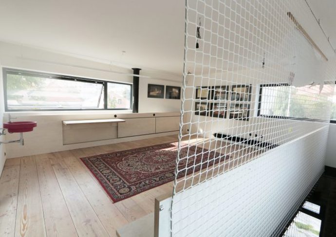 Patro domu bylo nutné vyzdít znovu. Architekti to přiznali a navrhli v něm do tří stran nové, asymetricky umístěné okenní otvory s jednoznačně současným typem oken v líci fasády. Přesto jde staré a nové krásně dohromady.
