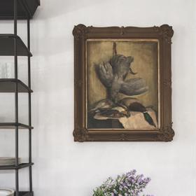Z noční můry uprostřed lesů se povedlo designérce Monice Lněničkové vytvořit poetické místo, v němž by teď chtěl volný čas trávit úplně každý. Není taky divu. Civilizace je odtud na hony vzdálená a nejbližšími sousedy tu jsou jen divoká zvěř a tiše se kolébající koruny stromů.
