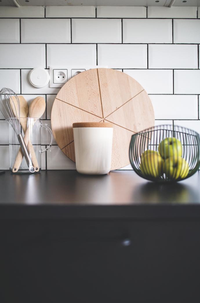 Pracovní desku si Hajasovi nechali na míru vyrobit přímo v Ikea z novinkové kolekce recyklovaného dřeva potaženého černou plastovou fólií z použitých PET lahví. Skříňky k ní poté vybrali z běžné nabídky.
Pracovní desku si Hajasovi nechali na míru vyrobit přímo v Ikea z novinkové kolekce recyklovaného dřeva potaženého černou plastovou fólií z použitých PET lahví. Skříňky k ní poté vybrali z běžné nabídky.
