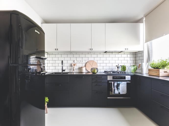 Hajasovi si původně představovali kuchyni v odstínech zelené a šedé. Designérka jim však doporučila nadčasovější řešení, které se dá v budoucnosti snadno uzpůsobit proměňujícímu se vkusu.
Hajasovi si původně představovali kuchyni v odstínech zelené a šedé. Designérka jim však doporučila nadčasovější řešení, které se dá v budoucnosti snadno uzpůsobit proměňujícímu se vkusu.