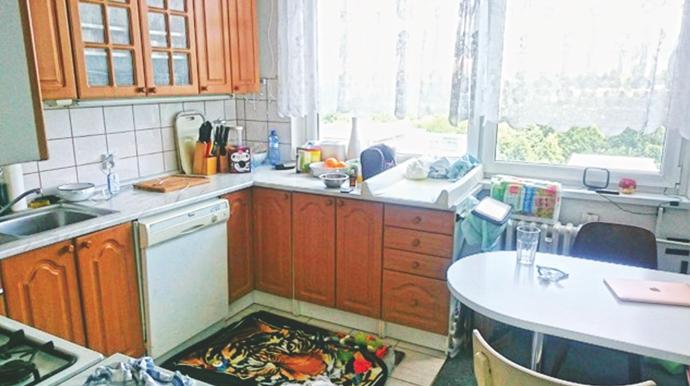 V dřívější kuchyni byla mezi dřezem a varnou deskou jen malinká plocha s ledničkou na druhé straně místnosti. Hanka tak po pokoji neustále běhala sem a tam.
V dřívější kuchyni byla mezi dřezem a varnou deskou jen malinká plocha s ledničkou na druhé straně místnosti. Hanka tak po pokoji neustále běhala sem a tam.