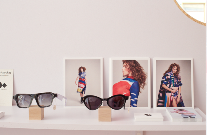 Nepřehlédnutelné a přitom v dokonalém souladu s tváří – brýle, Nastassia Aleinikava Eyewear, acetát celulozy Mazzucchelli, Charaktery Design Store, 6750 Kč a 11 250 Kč. Na fotkách šaty z kolekce Merino Recycle, které své autorce Tereze Rosalii Kladošové vynesly absolutní vítězství na letošním udílení cen Czech Grand Design. 
