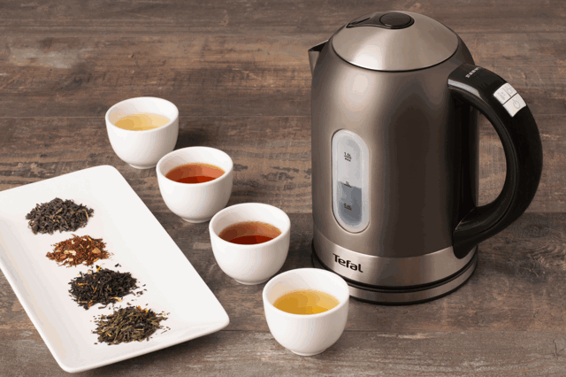 Konvice Tefal Selec'Tea umí vodu ohřát na různé teploty, například na teplotu 37 °C, což je teplota pro přípravu umělého kojeneckého mléka. Prodává Mall.cz za 1499 Kč
