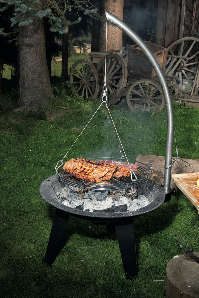 Závěsný gril Tenneker Swing využijete i jako přenosné ohniště. Foto: Hornbach
