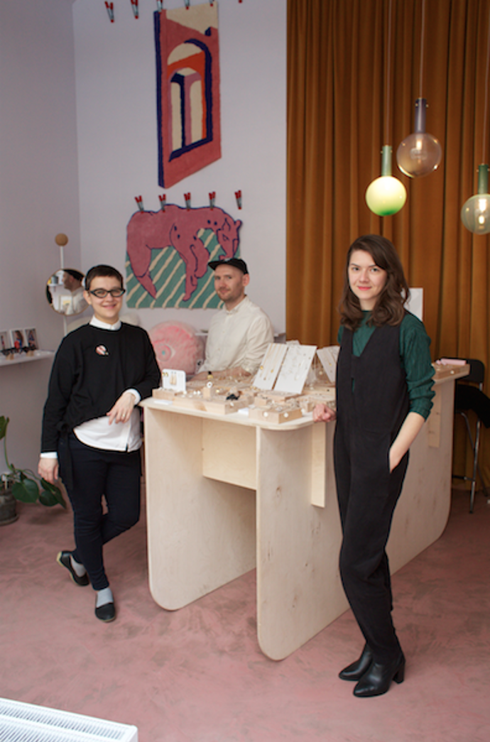 Anastázie, Pavel a Anna jsou tři ze sedmi českých autorů, jejichž produkty v Charakterech najdete. Všichni se designu věnují profesionálně a za své produkty už dohromady posbírali pěknou řádku ocenění.
