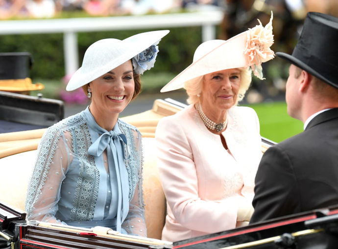 Catherine, vévodkyně z Cambridge, manželka prince Williama, a Camilla, vévodkyně z Cornwallu, manželka prince Charlese
