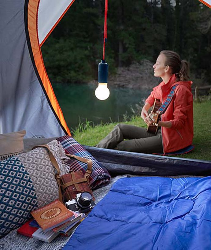 LED lampička s karabinkou, dva různé stupně intenzity svícení, ochrana proti stříkající vodě, barva světla teplá bílá, výdrž baterie cca 20 hodin, prodává Tchibo.cz za 199 Kč
