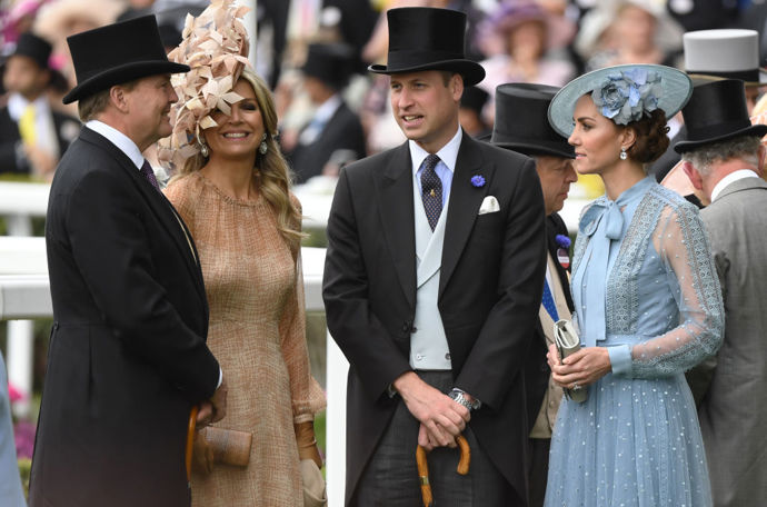 nizozemský král Vilém Alexandr s manželkou Máximou Nizozemskou si povídají s Williamem a Kate, vévodou a vévodkyní z Cambridge

