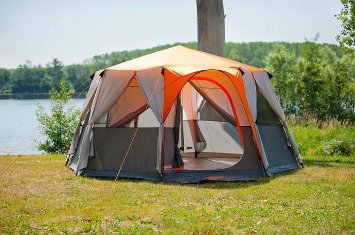 Stan Coleman Cortes Octagon 8 ve tvaru jurty vypadá luxusně, nabízí spoustu prostoru a funkčních detailů. Výška 208 cm, průměr půdorysu 396 cm, prodává Hawaj.cz za 7439 Kč 
