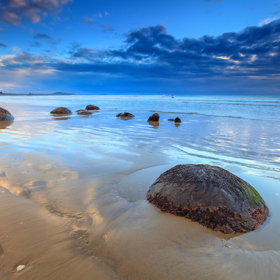 Pláž Koekohe Beach na Novém Zélandu s obřími koulemi.
Pláž Koekohe Beach na Novém Zélandu s obřími koulemi.
