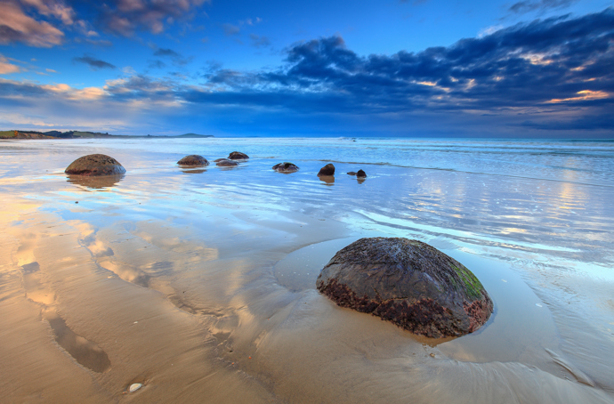 Pláž Koekohe Beach na Novém Zélandu s obřími koulemi.
Pláž Koekohe Beach na Novém Zélandu s obřími koulemi.