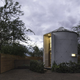 Staré silo z vlnitého ocelového plechu objevil architekt na nečekaném místě – téměř v centru Phoenixu.
