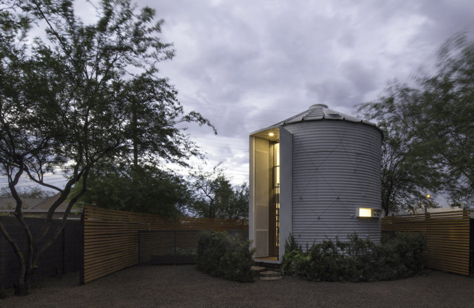 Staré silo z vlnitého ocelového plechu objevil architekt na nečekaném místě – téměř v centru Phoenixu.
