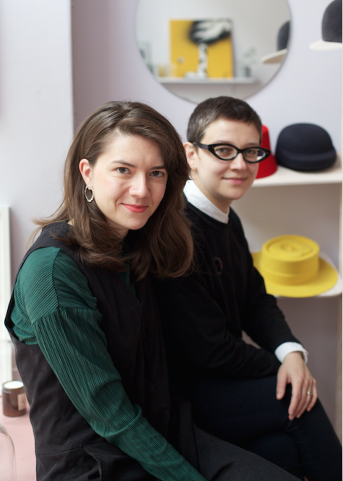 Anna a Anastázie (vpravo). Dvě tváře, které můžete v obchodě potkat. Nechte je chvilku mluvit o jejich pracích, vezmou vás do jiného světa.
