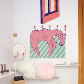 Doplňky z dílny Anny a Terezy. Koberec na stěně, Lollipop Horse, Anna Štěpánková a Tereza Rosalie Kladošová, bavlna, vlna, 100 × 83 cm, 22 500 Kč
