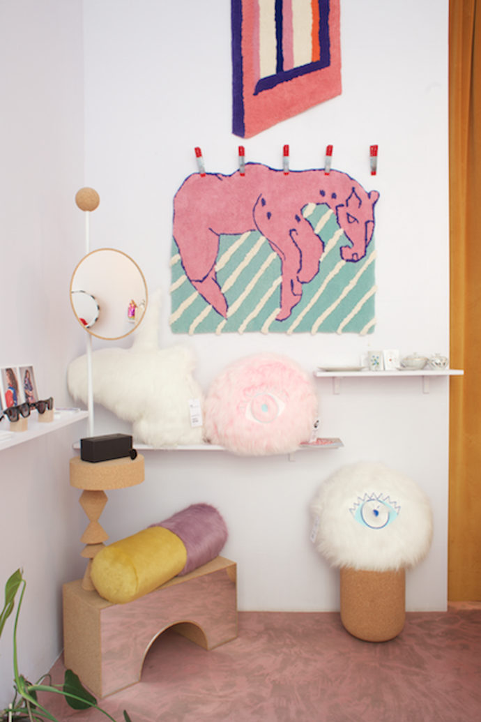 Doplňky z dílny Anny a Terezy. Koberec na stěně, Lollipop Horse, Anna Štěpánková a Tereza Rosalie Kladošová, bavlna, vlna, 100 × 83 cm, 22 500 Kč
